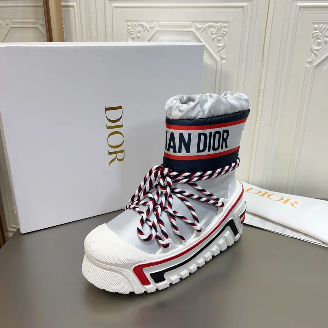 Men's shoes p600! The highest version on the market, Dior Dior's king style snow boots, ski boots, fat and cute, so cute →_→ from the DiorAlps limited series, unique. Shiny nylon Oblique print upper with criss-cross straps for an ideal fit. The technical fabric of the boot shaft, short-cut version, can be worn in the city or in the mountains. It makes the calf slimmer and taller, warm and concave. The boot shaft and sole are made of original waterproof padded lining. The embroidered fabric is original star ⭐ rubber non-slip thick sole and multi-module combination outsole. The size is 35-40. 41Customized